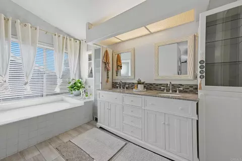 Bath - 35609 Aster Dr, Wildomar, CA 92595 photo 2 of 4