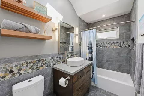Bath - 637 Sparta Dr, Encinitas, CA 92024 photo 1 of 8