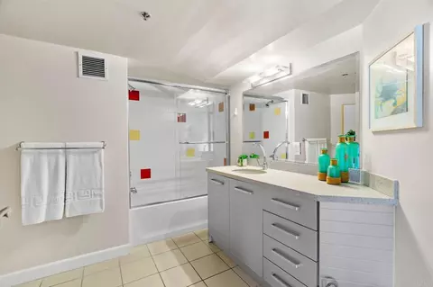 Bath - 550 Seagaze Dr #29, Oceanside, CA 92054 photo 2 of 2