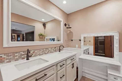Bath - 320 Apollo Dr, Vista, CA 92084 photo 1 of 3