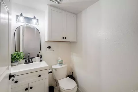 Bath - 981 N Vulcan Ave #4, Encinitas, CA 92024 photo 1 of 2