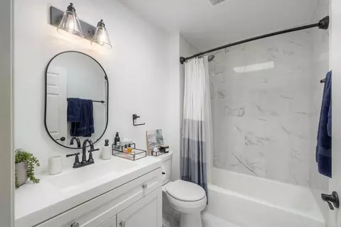 Bath - 981 N Vulcan Ave #4, Encinitas, CA 92024 photo 2 of 2