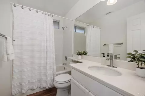 Bath - 1606 Wesley Way, Vista, CA 92081 photo 3 of 3