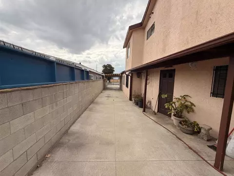 Exterior - 927 E Lincoln St, Carson, CA 90745 photo 3 of 4