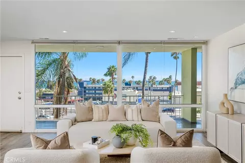 3901 E Livingston Dr #402, Long Beach, CA 90803