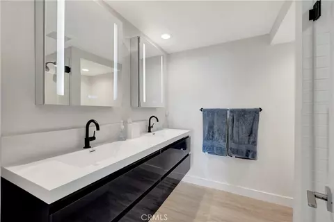 Bath - 1200 E Ocean #12, Long Beach, CA 90802 photo 2 of 4