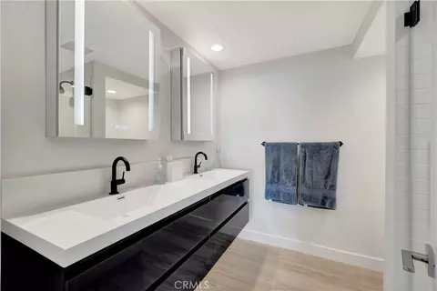Bath - 1200 E Ocean #12, Long Beach, CA 90802 photo 2 of 4