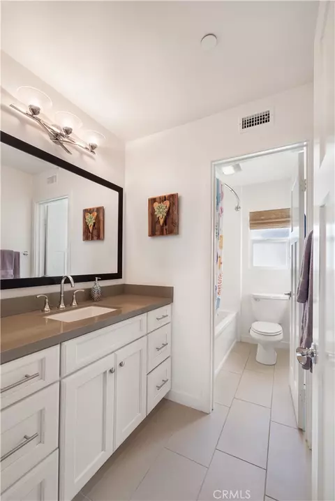 Bath - 255 Mesa, Costa Mesa, CA 92627 photo 3 of 4