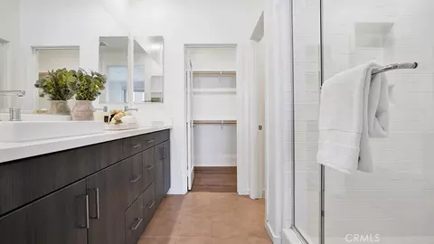 Bath - 252 Harringay, Irvine, CA 92618 photo 2 of 2