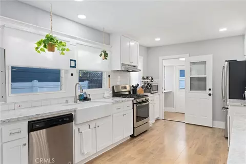 Kitchen - 731 Junipero Ave, Long Beach, CA 90804 photo 3 of 5