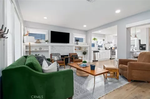 Living - 731 Junipero Ave, Long Beach, CA 90804 photo 1 of 2
