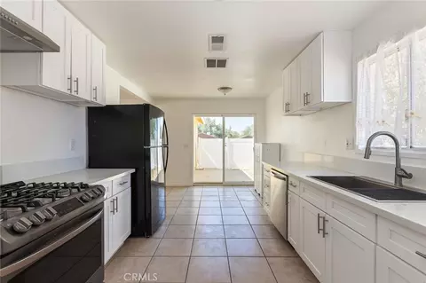 Kitchen - 40712 179th E, Lancaster, CA 93535 photo 4 of 5