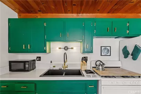 Kitchen - 1104 Robinhood, Big Bear City, CA 92314 photo 2 of 2