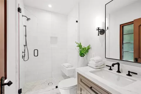 Bath - 31 Black Hawk, Irvine, CA 92603 photo 6 of 7