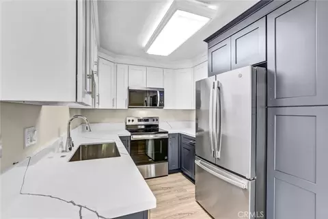 Kitchen - 1940 Park Dl, Encinitas, CA 92024 photo 2 of 4