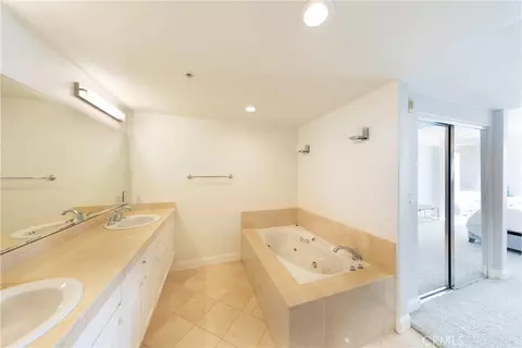 Bath - 1500 E Ocean Blvd #206, Long Beach, CA 90802 photo 3 of 4