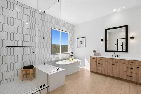 Bath - 18411 Boulder Blf, Silverado, CA 92676 photo 2 of 4