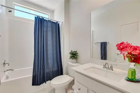 Bath - 12789 Mendocino Rdg, Riverside, CA 92503 photo 2 of 5