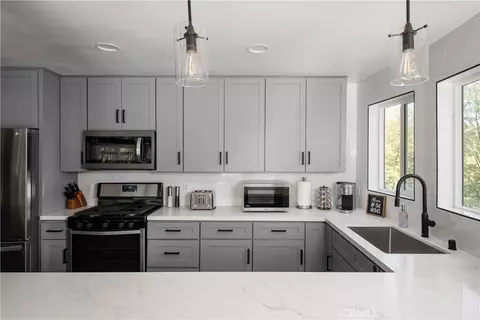Kitchen - 27555 N Bay, Lake Arrowhead, CA 92352 photo 1 of 3