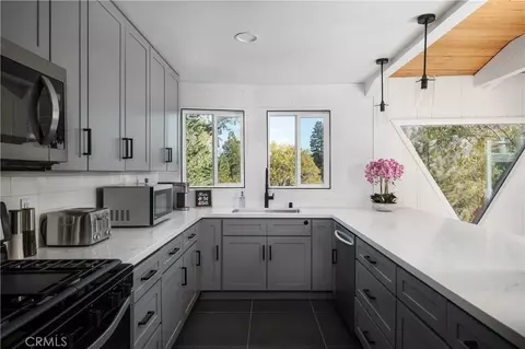 Kitchen - 27555 N Bay, Lake Arrowhead, CA 92352 photo 3 of 3