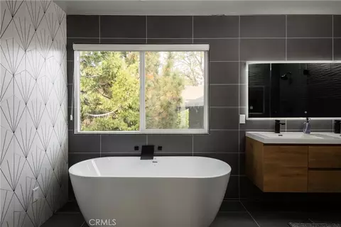 Bath - 27555 N Bay, Lake Arrowhead, CA 92352 photo 3 of 6