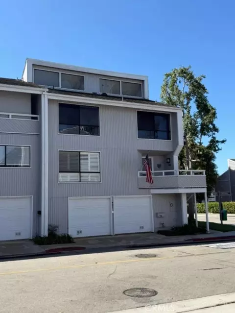 401 Intrepid Ct, Newport Beach, CA 92663