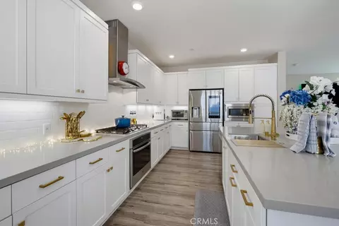 Kitchen - 108 Tribeca, Irvine, CA 92612 photo 9 of 11