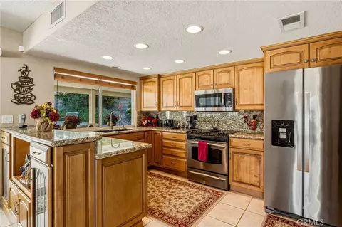 Kitchen - 73499 Haystack Rd, Palm Desert, CA 92260 photo 2 of 3