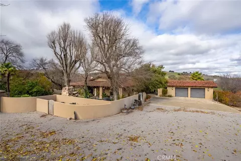 Exterior - 2135 Live Oak Rd, Paso Robles, CA 93446 photo 4 of 9