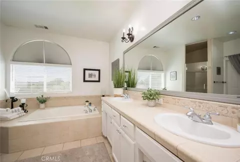 Bath - 427 Olive St, Paso Robles, CA 93446 photo 2 of 4