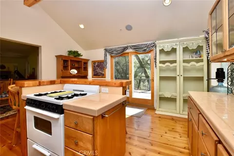 Kitchen - 76450 Deer Pass Rd, Bradley, CA 93426 photo 2 of 2
