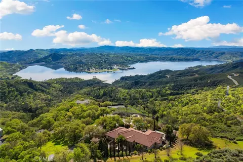 1220 Skylar Ln, Lake Nacimiento, CA 93426