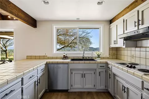 Kitchen - 7491 Kingsbury Rd, Templeton, CA 93465 photo 2 of 6