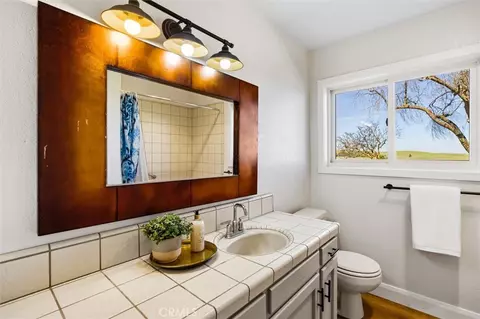 Bath - 7491 Kingsbury Rd, Templeton, CA 93465 photo 2 of 5