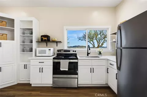 Kitchen - 7491 Kingsbury Rd, Templeton, CA 93465 photo 3 of 6