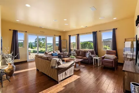 Living - 5250 Vineyard, Paso Robles, CA 93446 photo 4 of 9