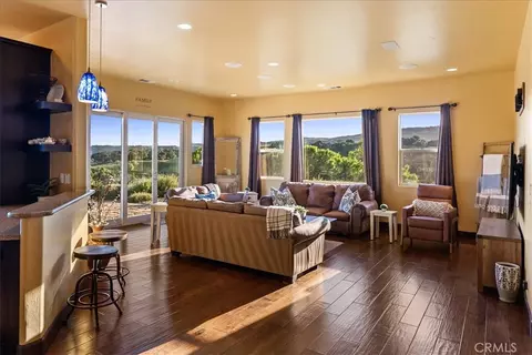 Living - 5250 Vineyard, Paso Robles, CA 93446 photo 5 of 9