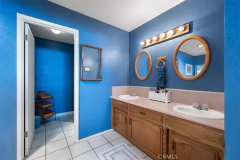 Bath - 2100 Starkey Rd, Shandon, CA 93461 photo 2 of 3