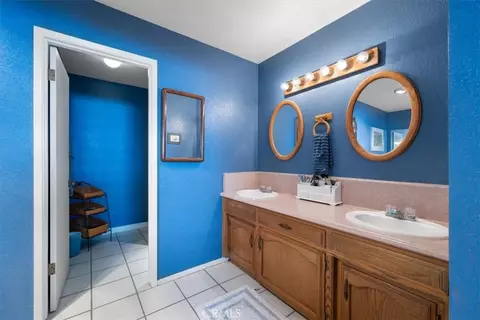 Bath - 2100 Starkey Rd, Shandon, CA 93461 photo 2 of 3