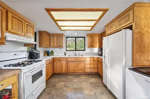 Kitchen - 9990 Fay Rnch, Lake Isabella, CA 93240 photo 2 of 4