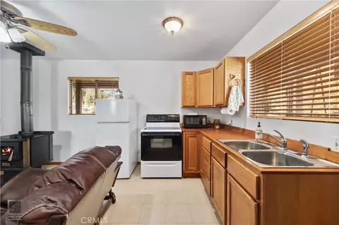 Kitchen - 9990 Fay Rnch, Lake Isabella, CA 93240 photo 4 of 4