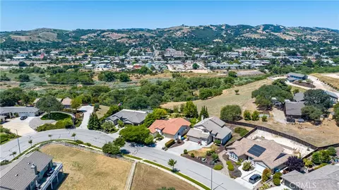 View/Area - 669 Red Cloud Rd, Paso Robles, CA 93446 photo 6 of 11