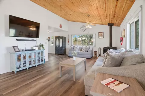 Living - 2515 Shoreline, Bradley, CA 93426 photo 2 of 3