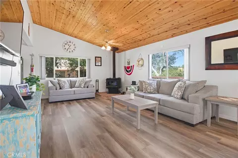 Living - 2515 Shoreline, Bradley, CA 93426 photo 3 of 3