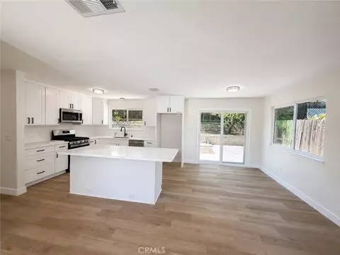 Living - 1107 Patricia, Paso Robles, CA 93446 photo 4 of 5