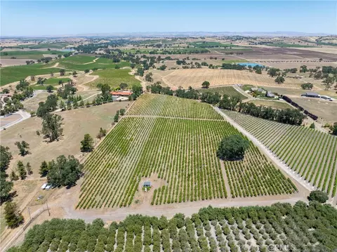 175 White Hawk, Templeton, CA 93465 photo 2