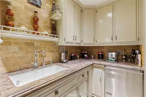 Kitchen - 3750 Blanche St, Pasadena, CA 91107 photo 4 of 8