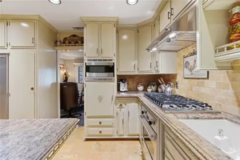 Kitchen - 3750 Blanche St, Pasadena, CA 91107 photo 7 of 8