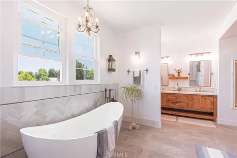 Bath - 1006 Running Stag Way, Paso Robles, CA 93446 photo 3 of 5