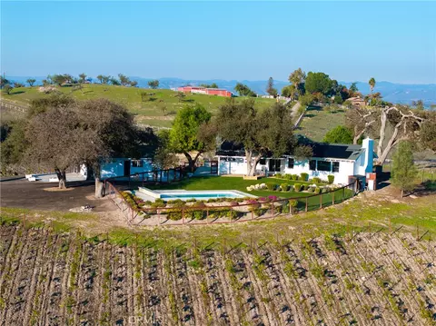 Exterior - 550 Villa Lots Rd, Paso Robles, CA 93446 photo 5 of 8